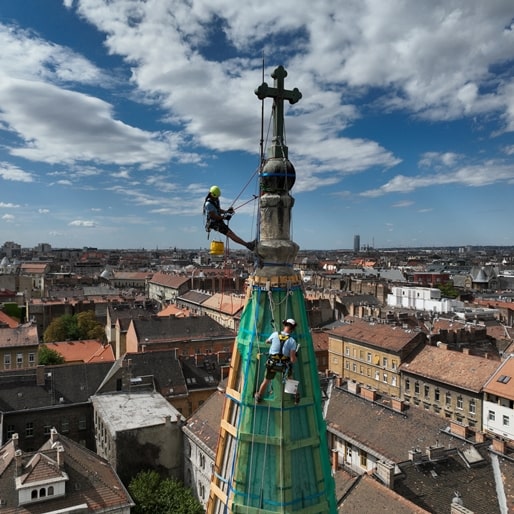 Veszélytelenítés<br/><p class='munka-text'>Az utca forgalmára veszélyt jelentő sérült, meglazult építőanyagok dokumentálása, sürgősségi veszélytelenítés.</p>